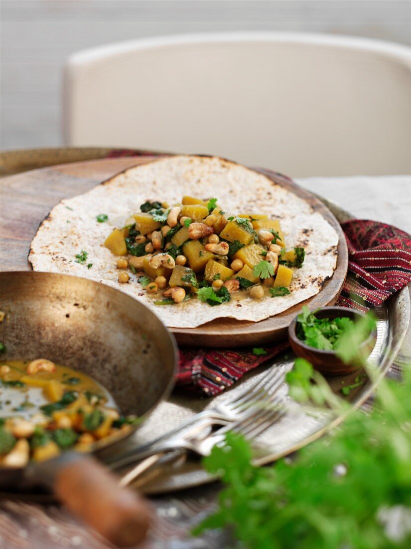 Süsskartoffel-Curry mit Kichererbsen auf Fladenbrot (Indien)