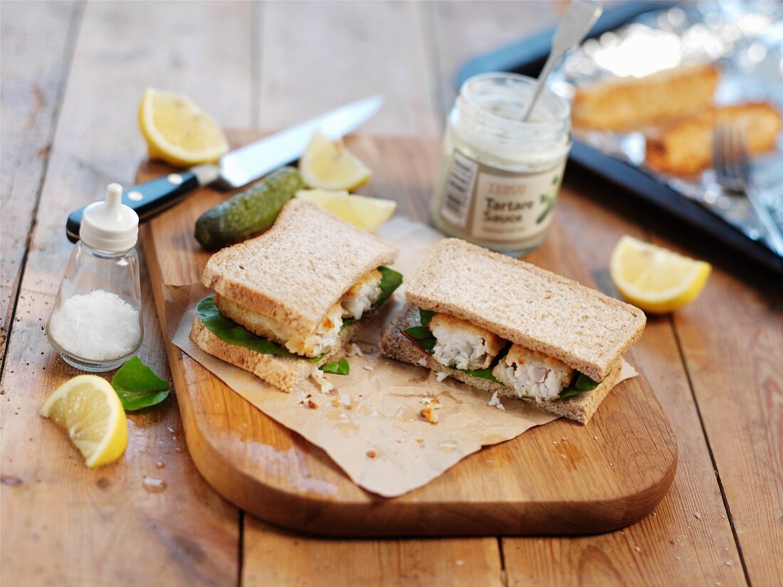 Sandwich mit Fishfingers und Tatarensauce
