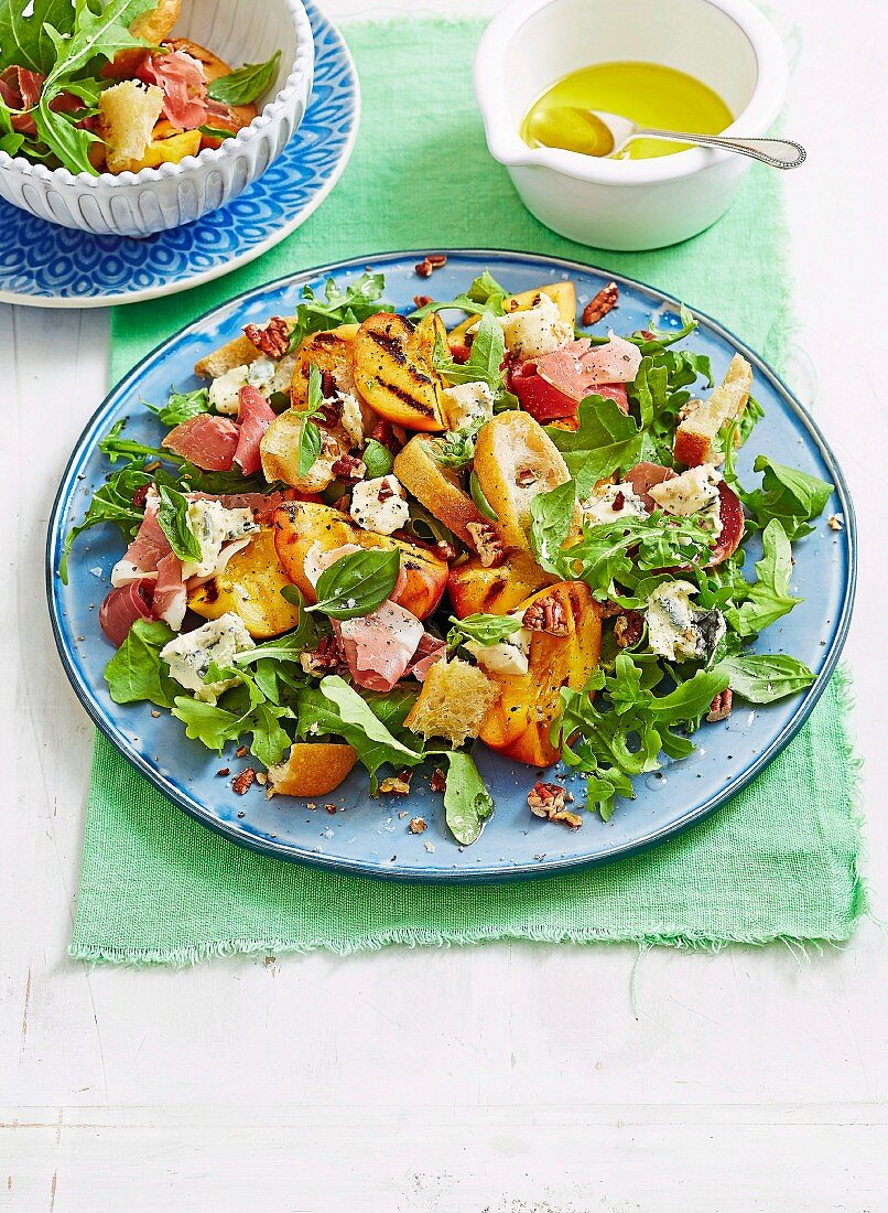 Gegrillter Pfirsich-Salat mit Prosciutto und Blauschimmelkäse