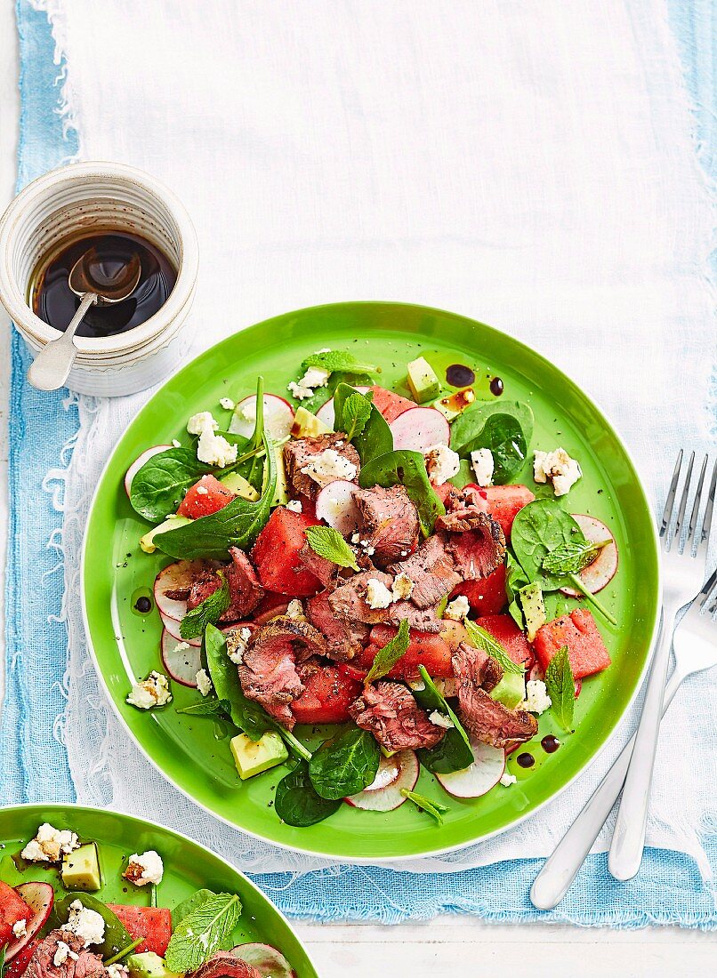 Salat mit Wassermelone, Radieschen und Rindfleisch