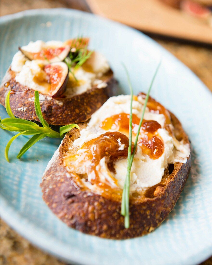 Goat's cheese on toast with figs