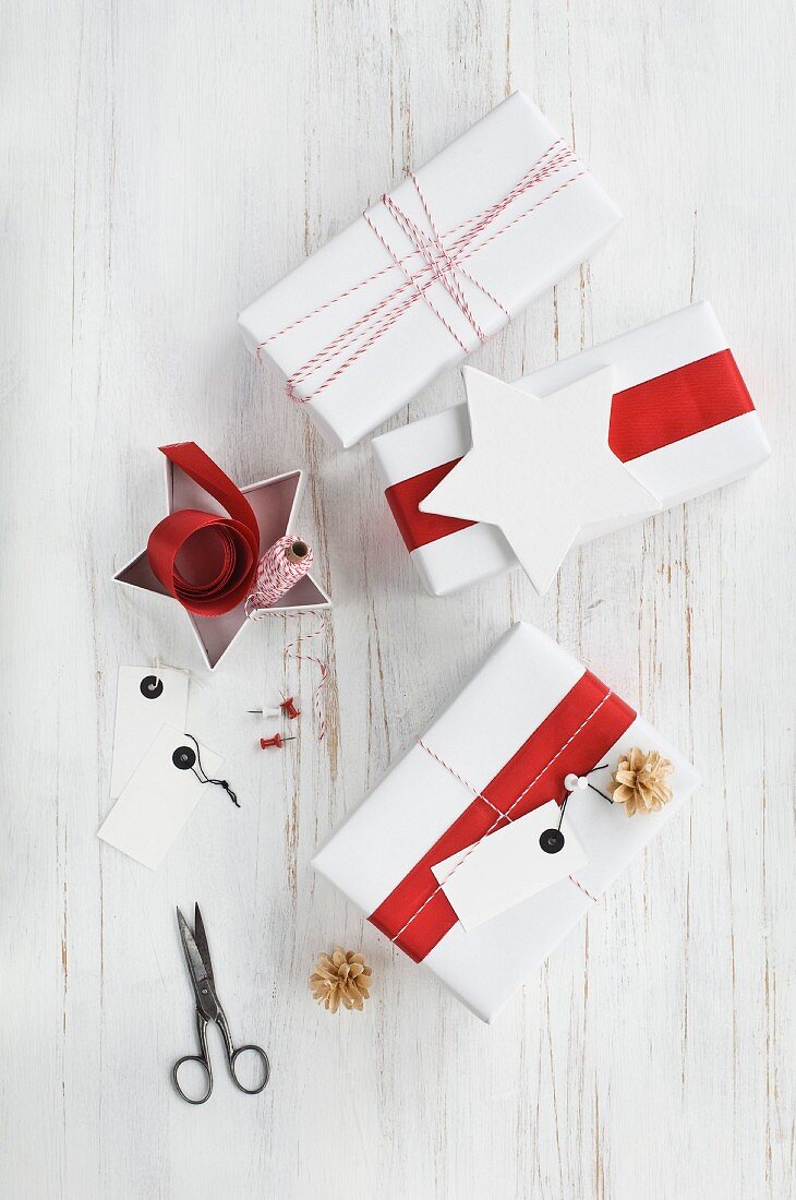 Rot-weiß verpackte Geschenke und Verpackungsmaterial