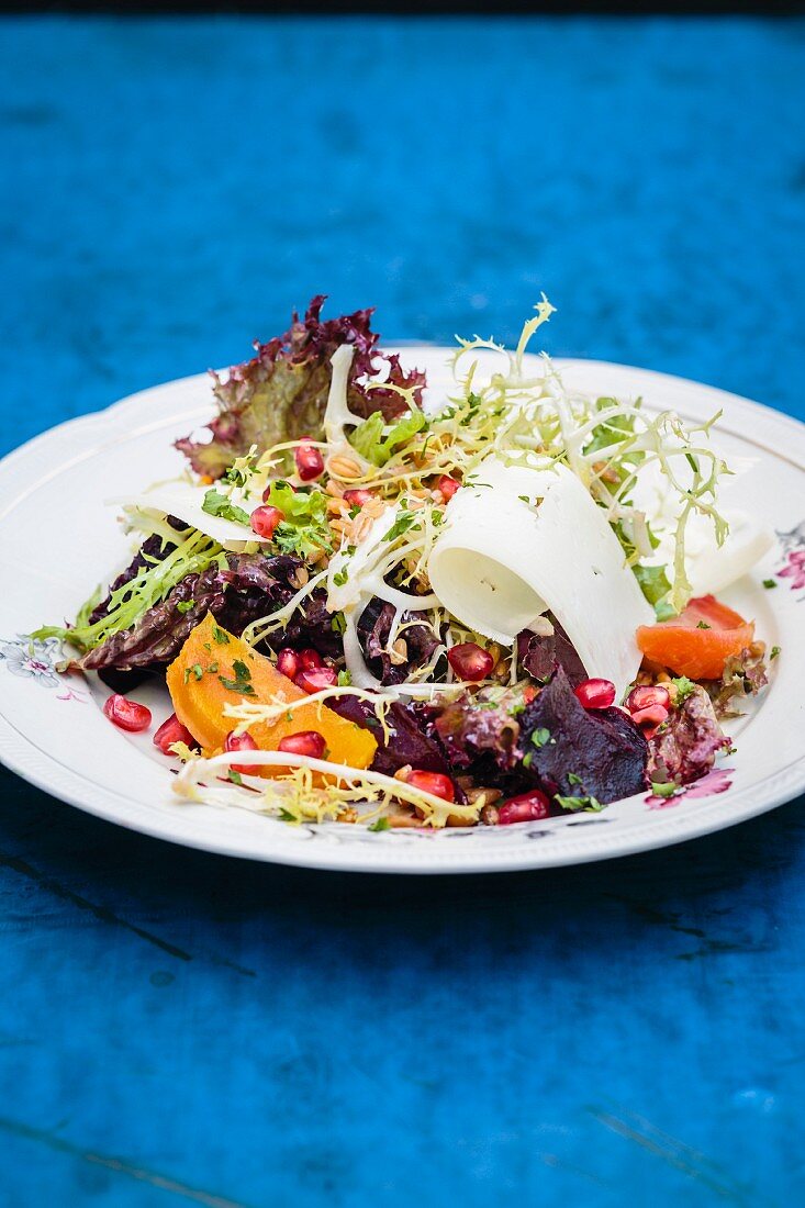 Spelt salad with pomegranate seeds, beetroot and goat's cheese