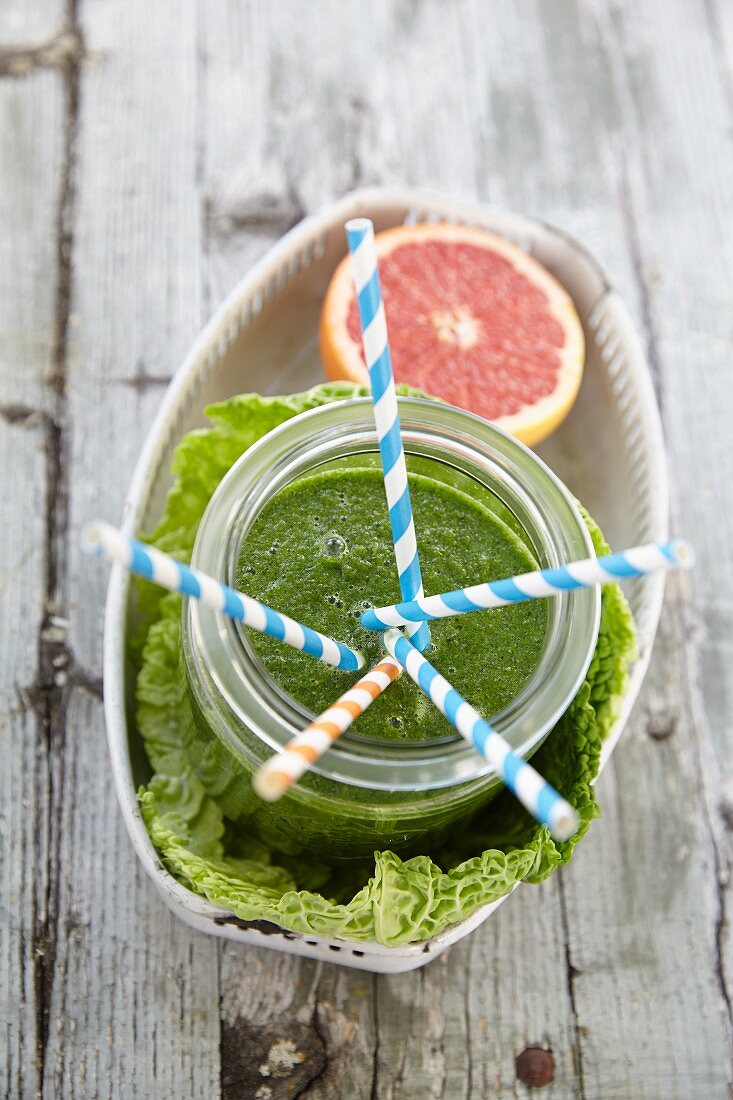 Chard and savoy cabbage smoothie with pink grapefruit