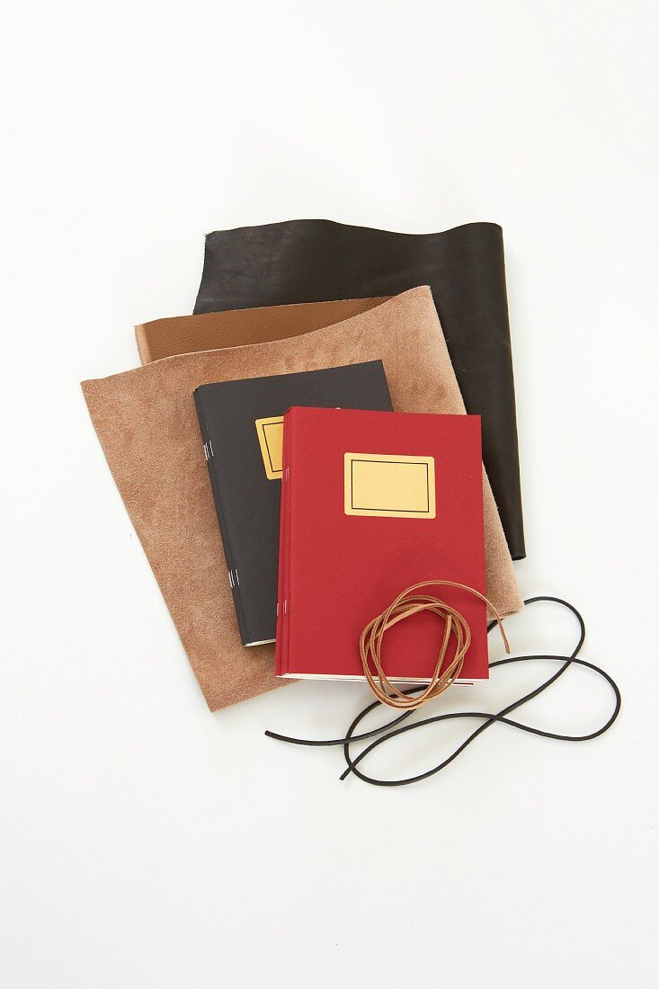 Geschenke veredeln: Notizbücher mit Einband aus Leder versehen