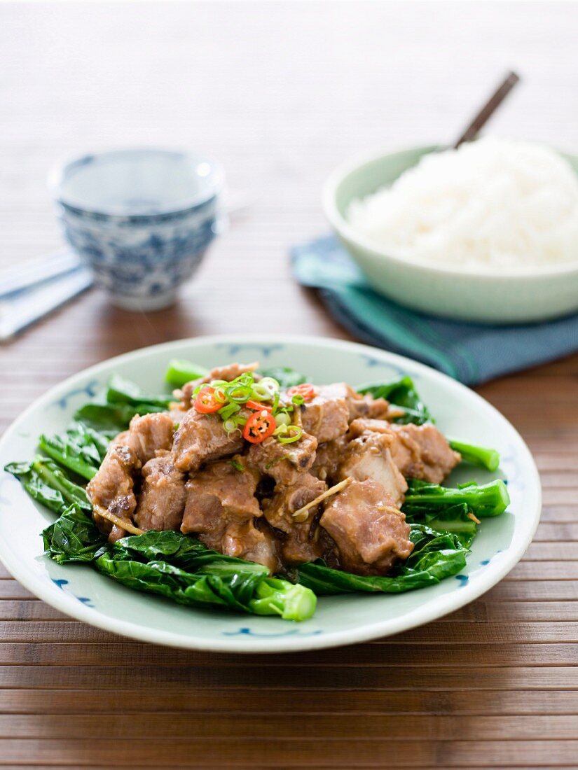 Gedämpfte Schweinerippen mit gebratenem Gai Lan (China)