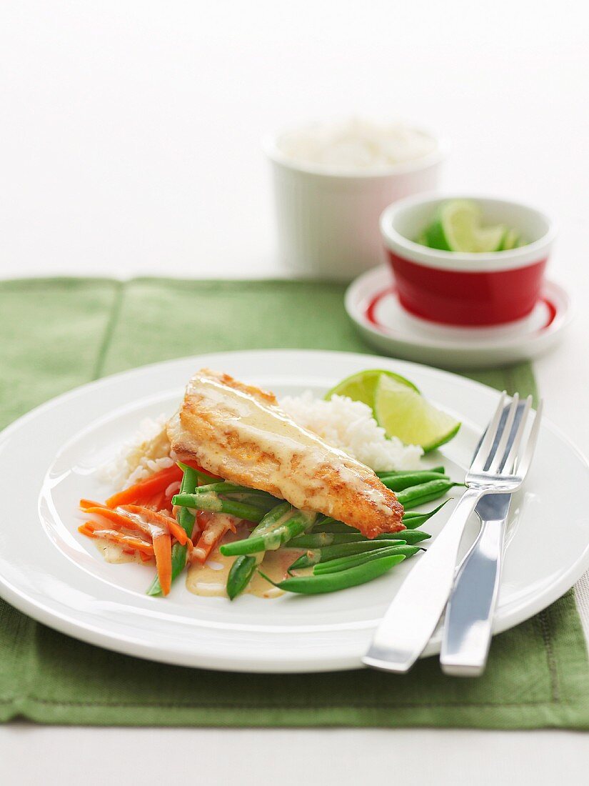 Fischfilet mit Currysauce und Gemüse