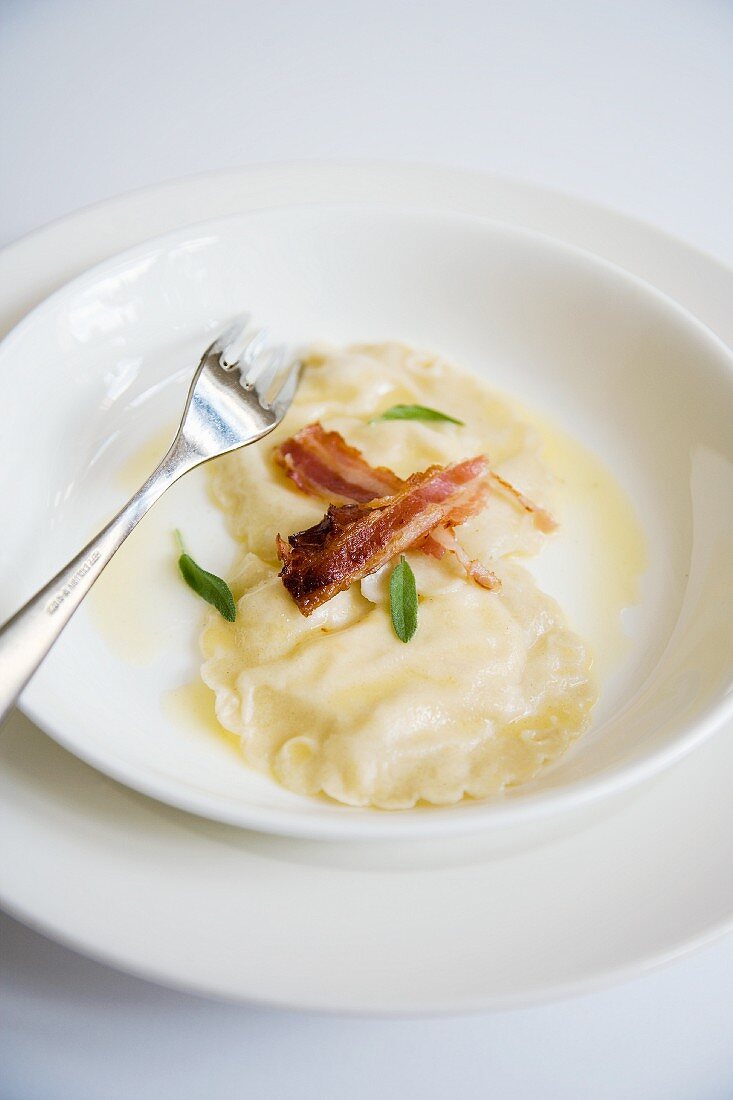 Hausgemachte Ravioli mit Fontinakäsefüllung & Chips vom Parmaschinken