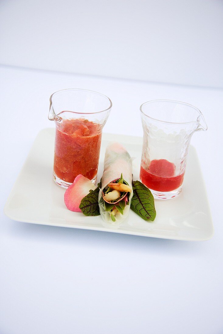 Tomaten-Gazpacho mit Rosenwasser und Sommerrolle mit Rosendip