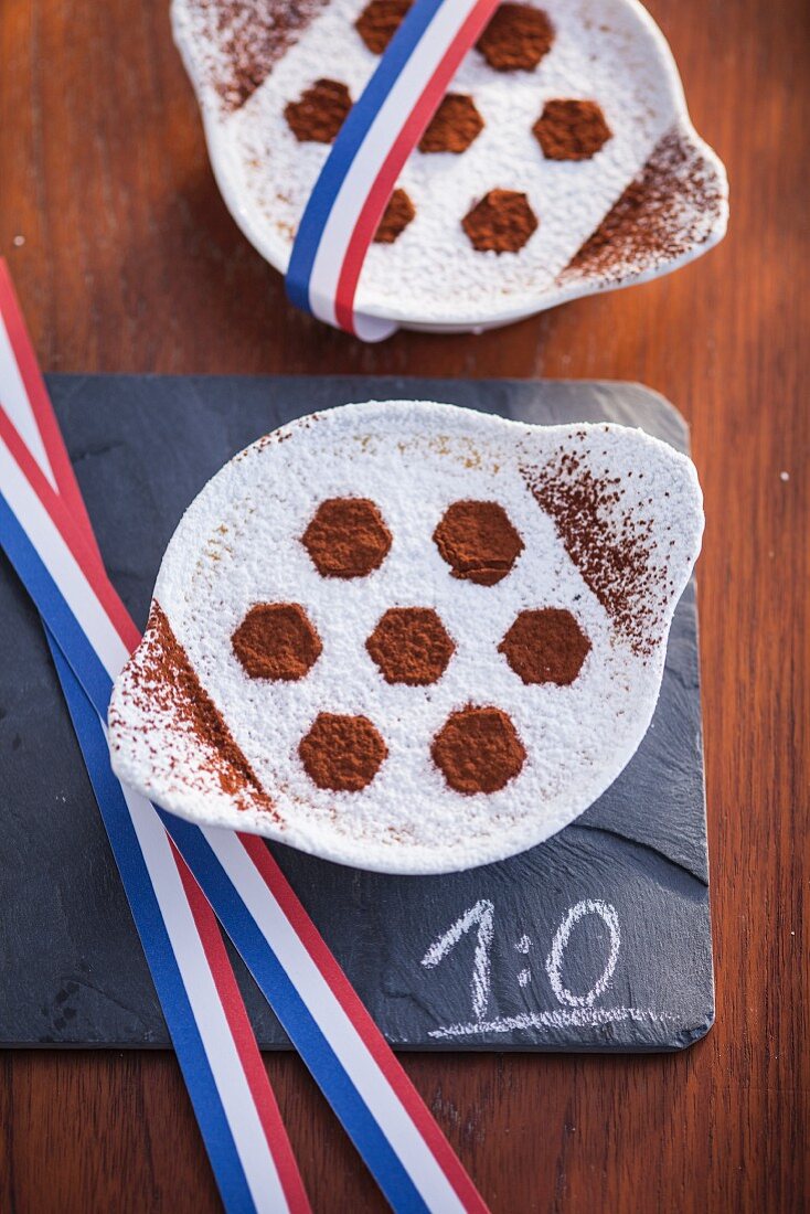 Crème brûlée mit Fussballmotiv und Dekoband in französischen Farben
