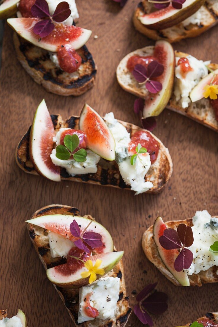 Crostini with blue cheese and figs