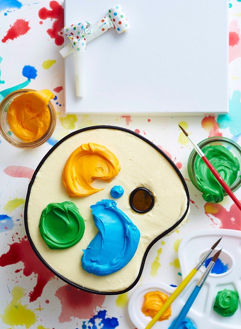 Backen für Kinder: Künstler-Farbpalette mit bunten Cremeklecksen