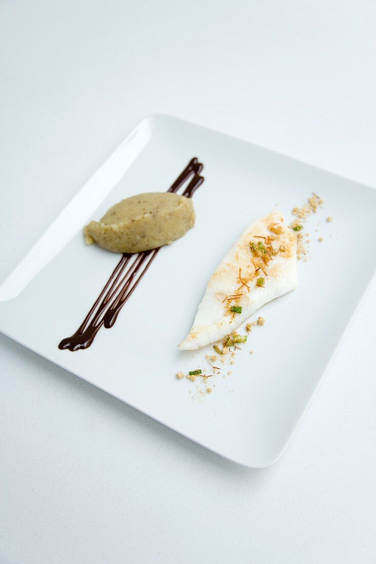 Petersfisch mit Kartoffel-Dattel-Püree & scharfer Schokoladensauce