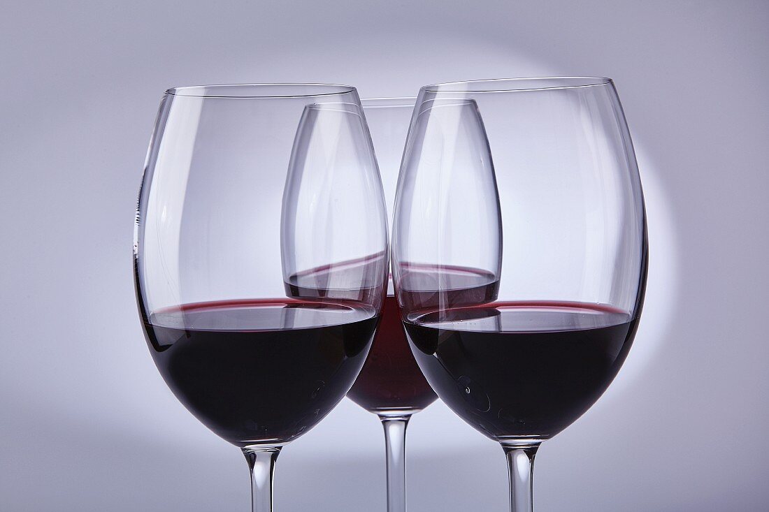 Rotwein in drei Gläsern