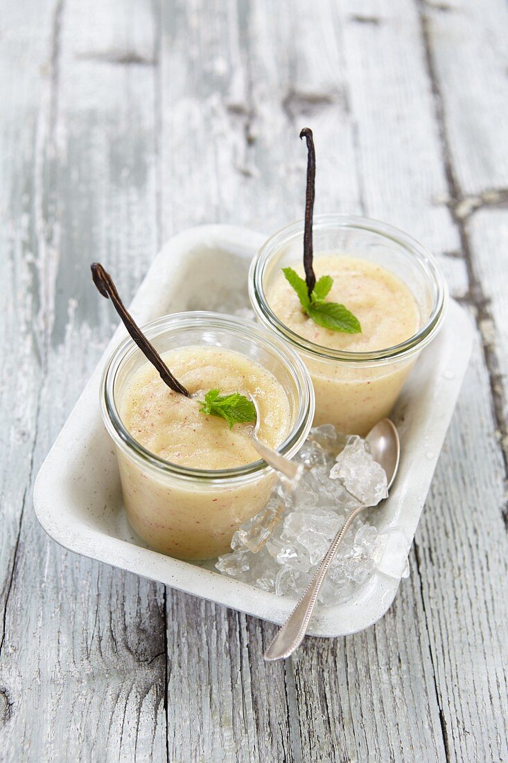 Date and ginger smoothies with vanilla pods