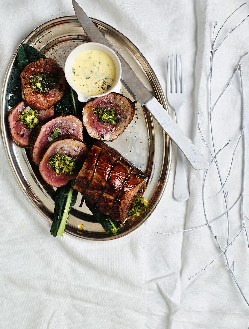 Rinderfilet, gefüllt mit Grünkohl, Mandeln, Feta und Parmesan, dazu Petersiliensauce (weihnachtlich)