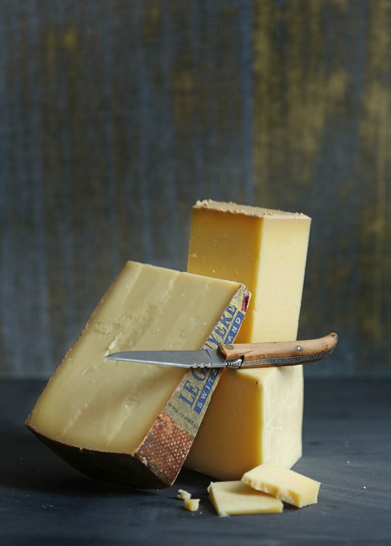 Schweizer Käse am Stück und Messer