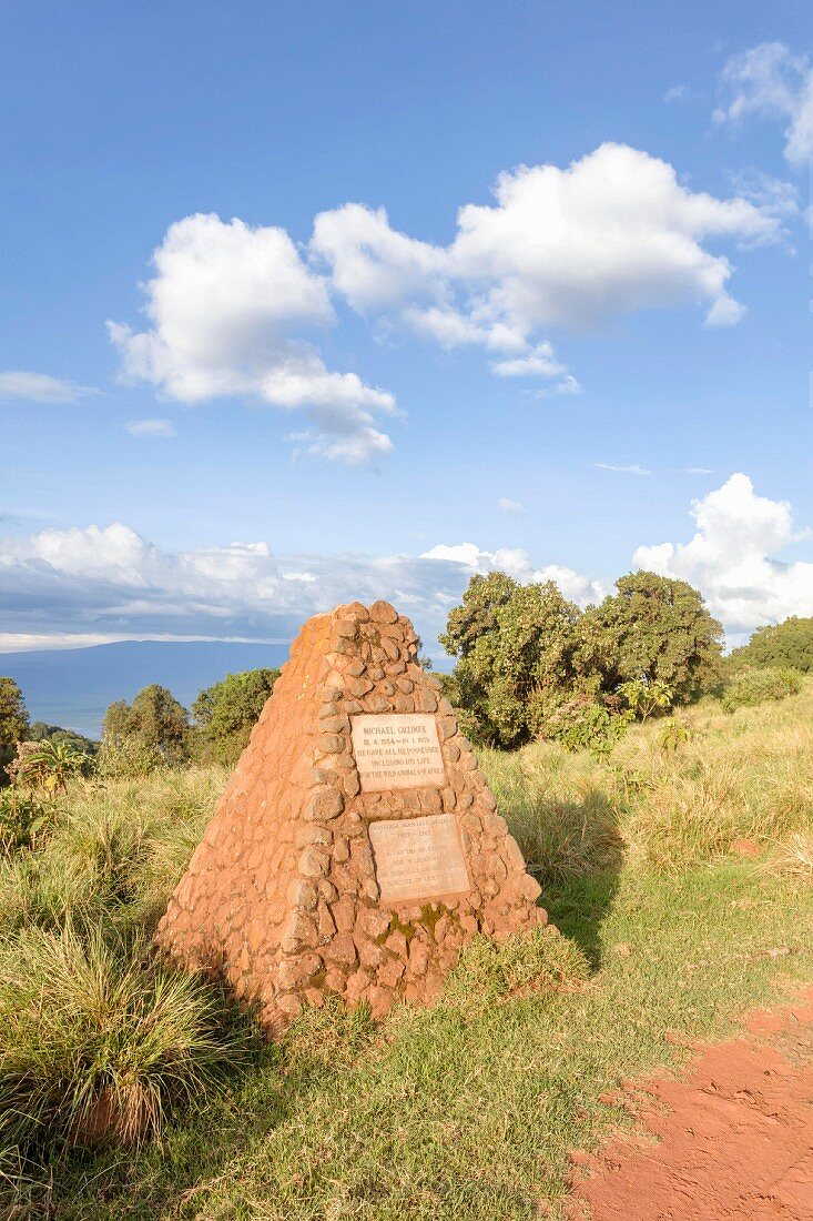 Grab von Vater und Sohn Grzimek am Ngorongoro-Krater in der Serengeti, Tansania, Afrika