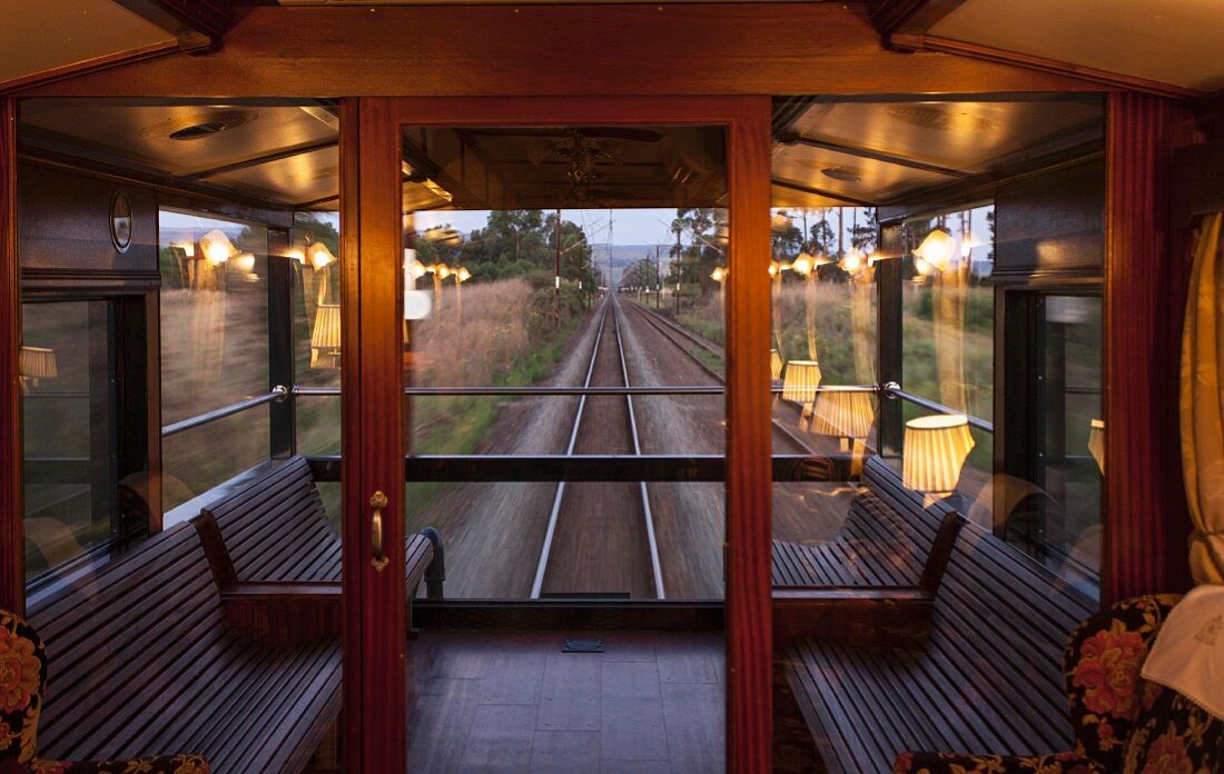 Blick aus dem Luxuszug Rovos Rail (Fahrt von Durban nach Pretoria, Südafrika)
