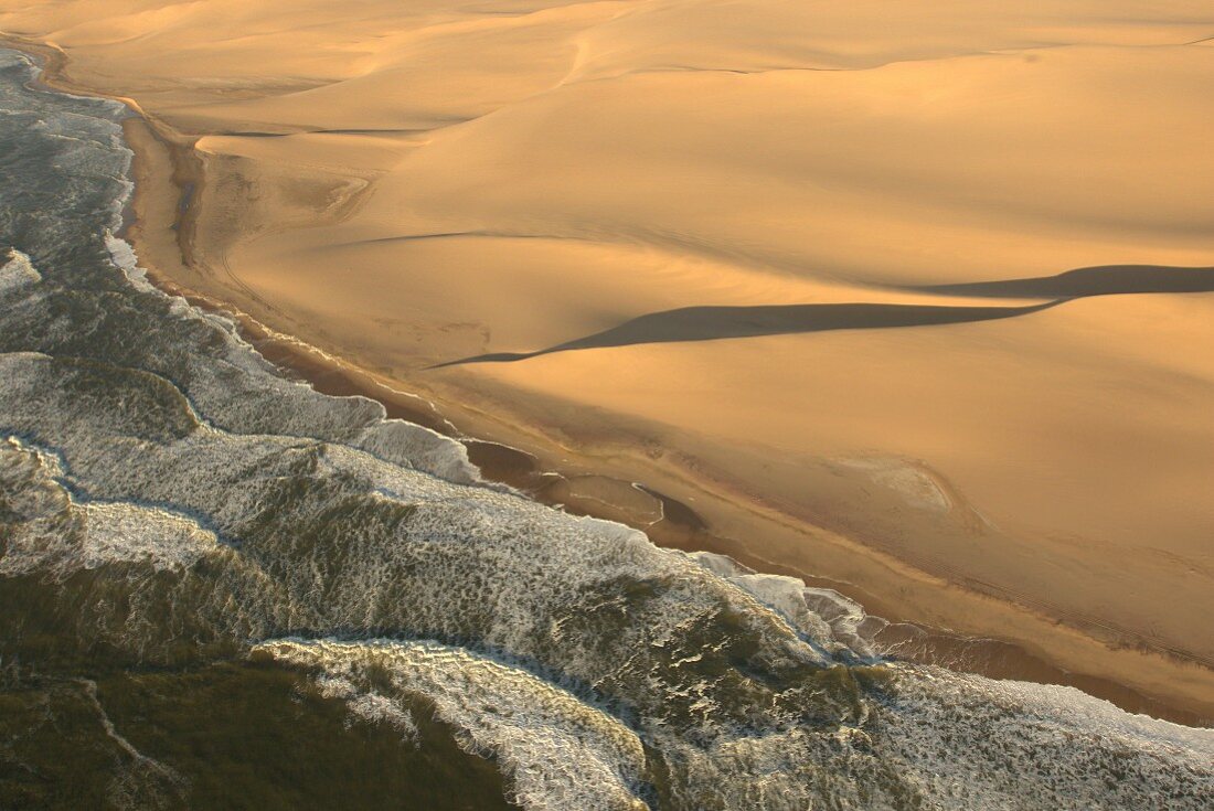 Küste der Wüste Namib am Ozean, Namibia, Afrika