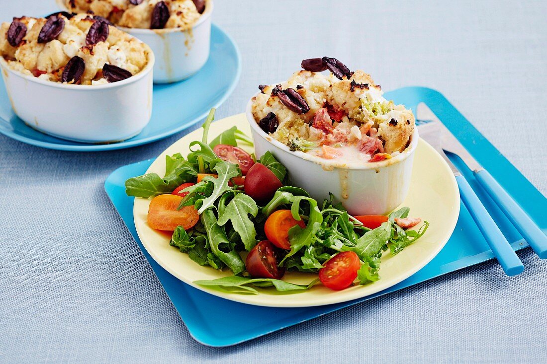 Gemüse-Pies mit Feta und Rucola-Tomaten-Salat