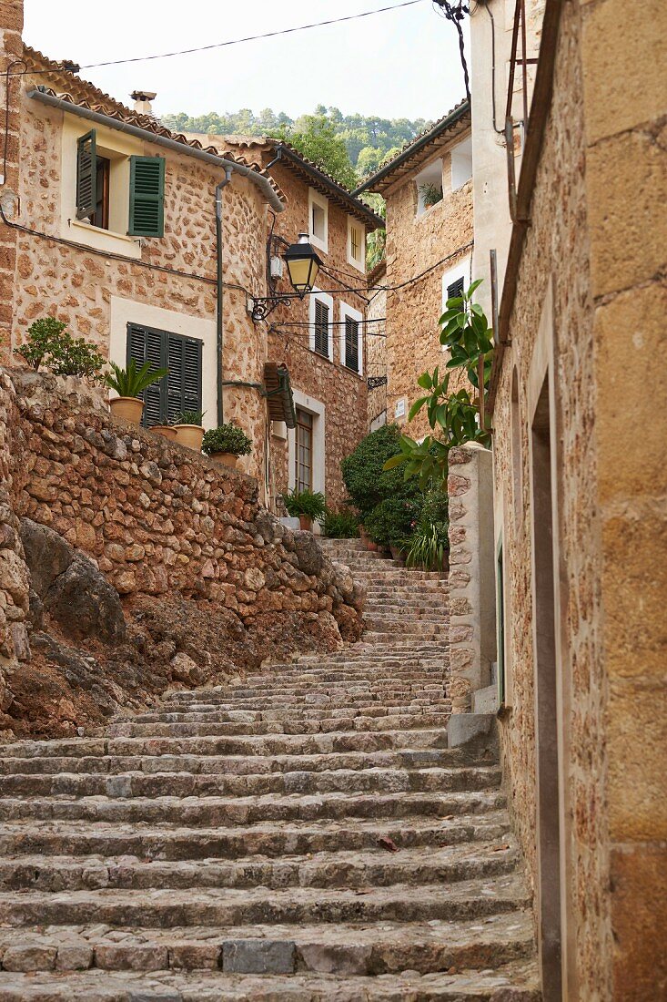 Steintreppe in Fornalutx, Mallorca, Spanien