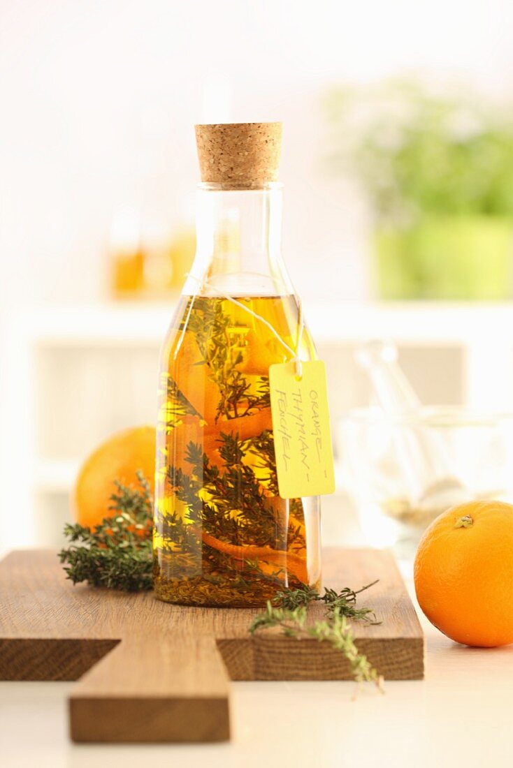 Selbstgemachtes Kräuteröl mit Thymian und Orangen