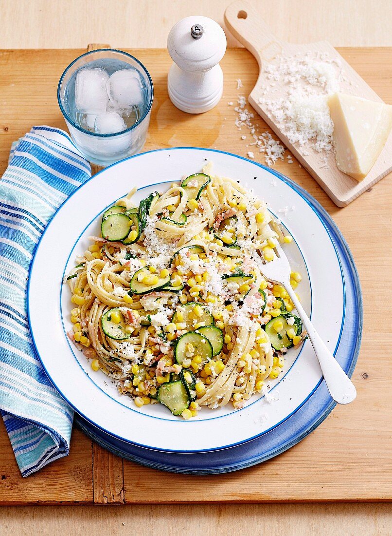 Fettuccine mit Mais, Schinken und Zucchini