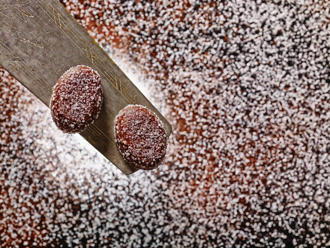 Two sea salt pralines illed with caramel and garnished with fleur de sel