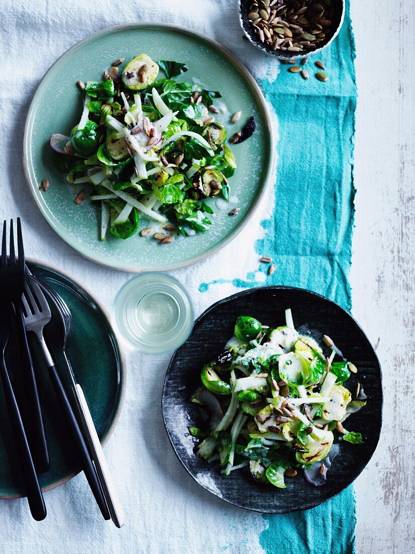 Salat mit gegrilltem Rosenkohl, Apfel und Kürbiskernen