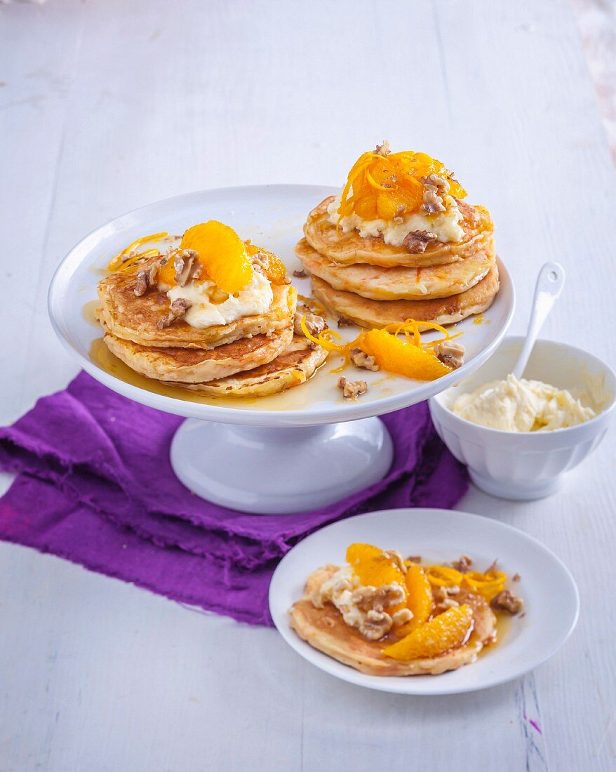 Karotten-Pancakes mit Frischkäse, Orangenspalten und Walnüssen