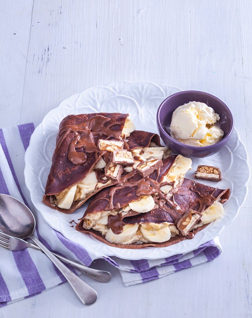 Schokoladencrepes mit Bananen und Erdnussbuttercreme