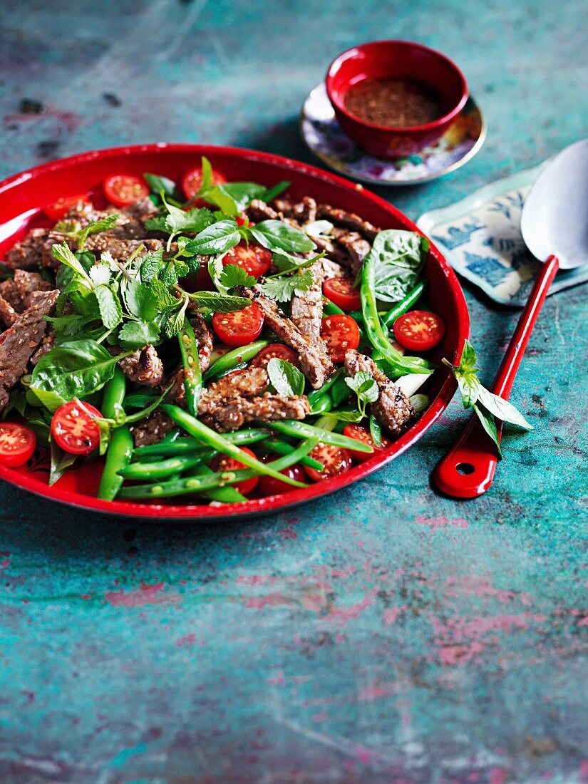 Salat mit gegrilltem Rindfleisch, Tomaten, Bohnen und Kräutern (Asien)