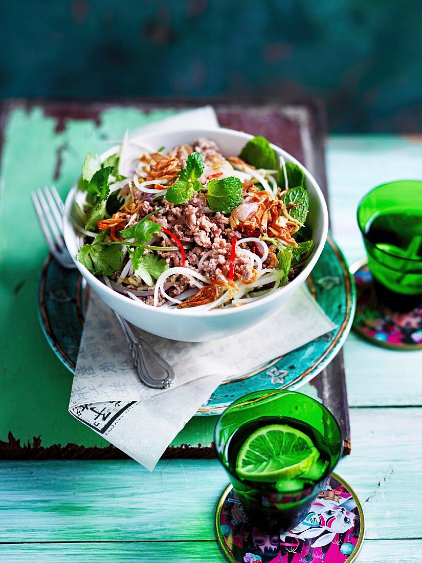 Hackfleischsalat mit grüner Papaya, Minze, Koriander und Thaibasilikum