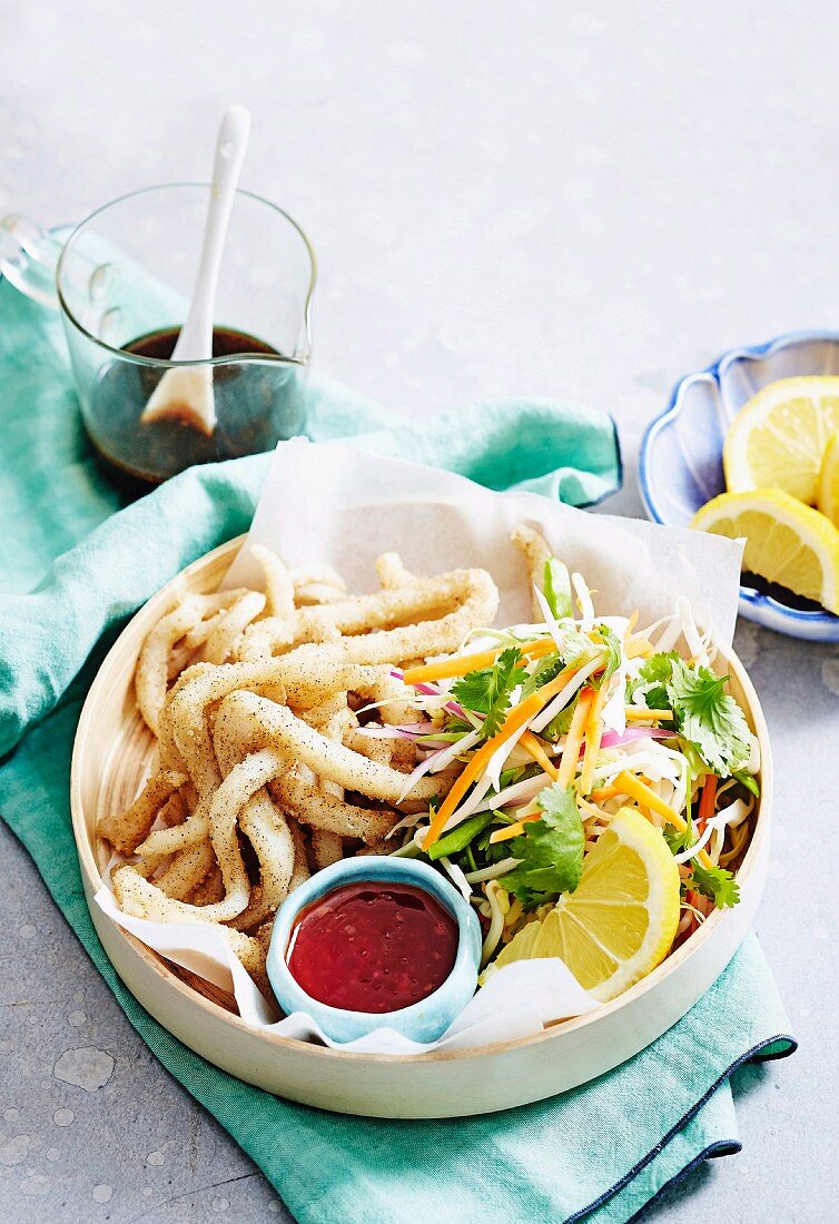 Frittierte Tintenfischringe mit asiatischem Salat