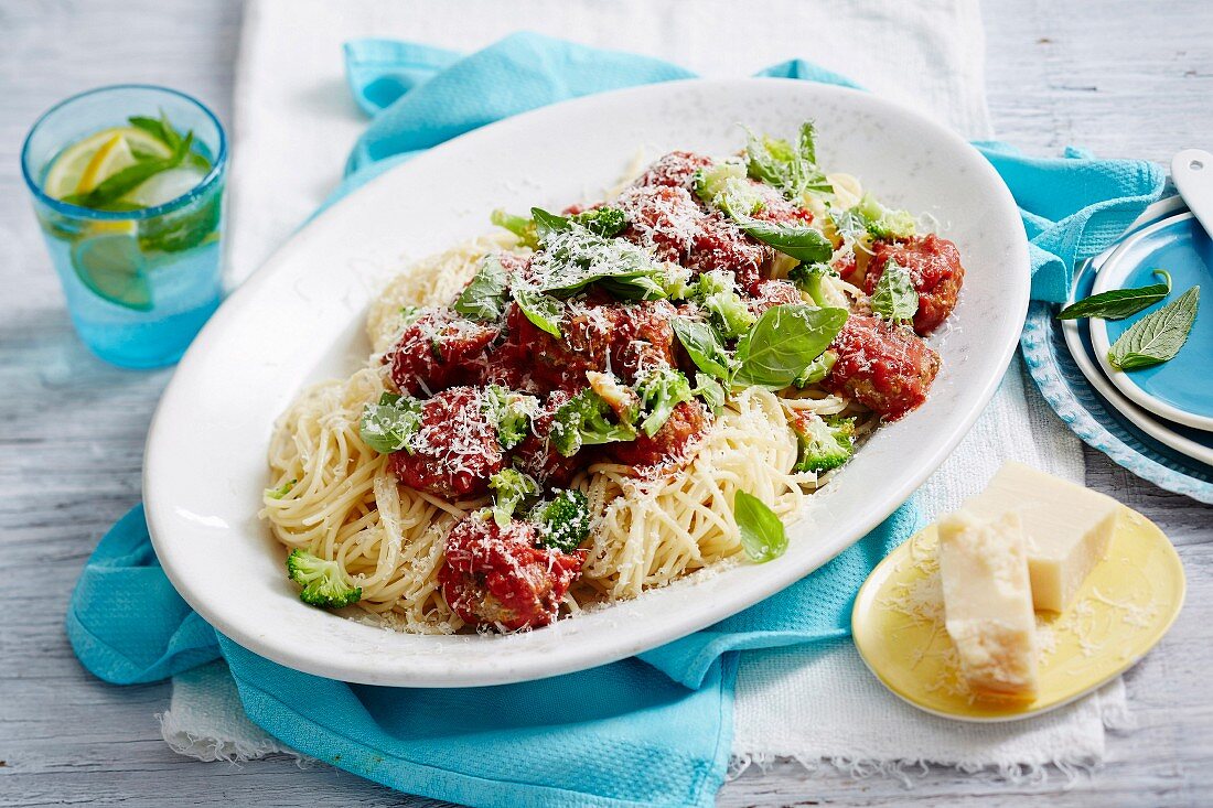 Hackbällchen mit Chia und Brokkoli-Tomatensauce auf Spaghetti