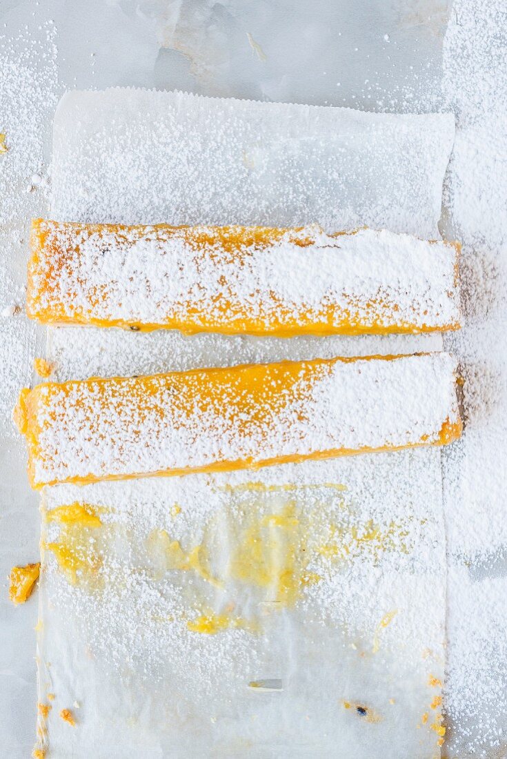 Shortbread with passion fruit and icing sugar