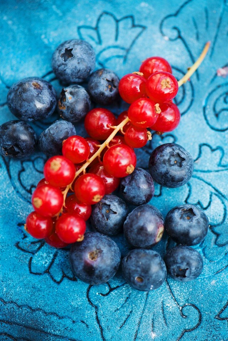 Frische Heidelbeeren und rote Johannisbeeren (Draufsicht)