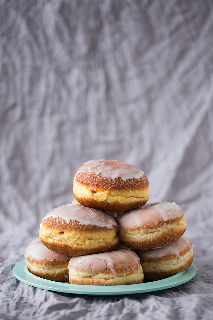 Traditionelle polnische Krapfen mit Marmeladenfüllung, gestapelt