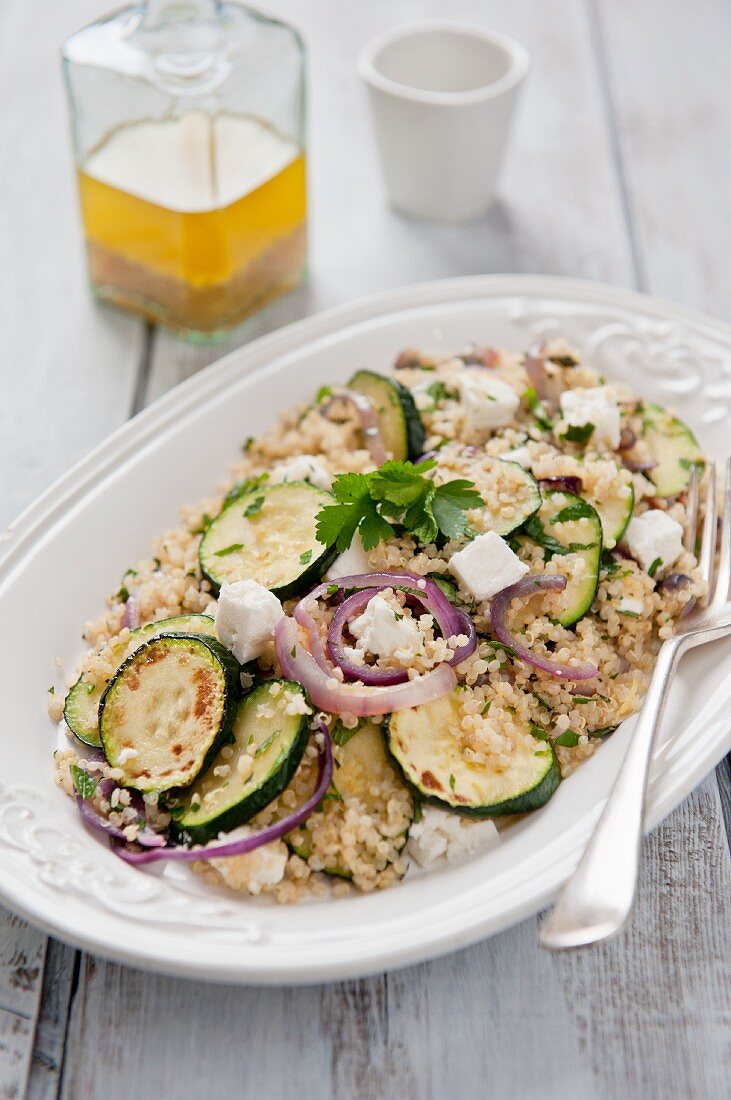 Quinoasalat mit Zucchini und Feta