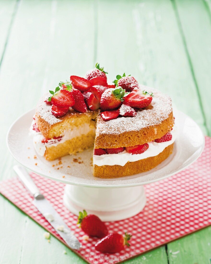 Biskuittorte mit Erdbeeren und Sahnecreme