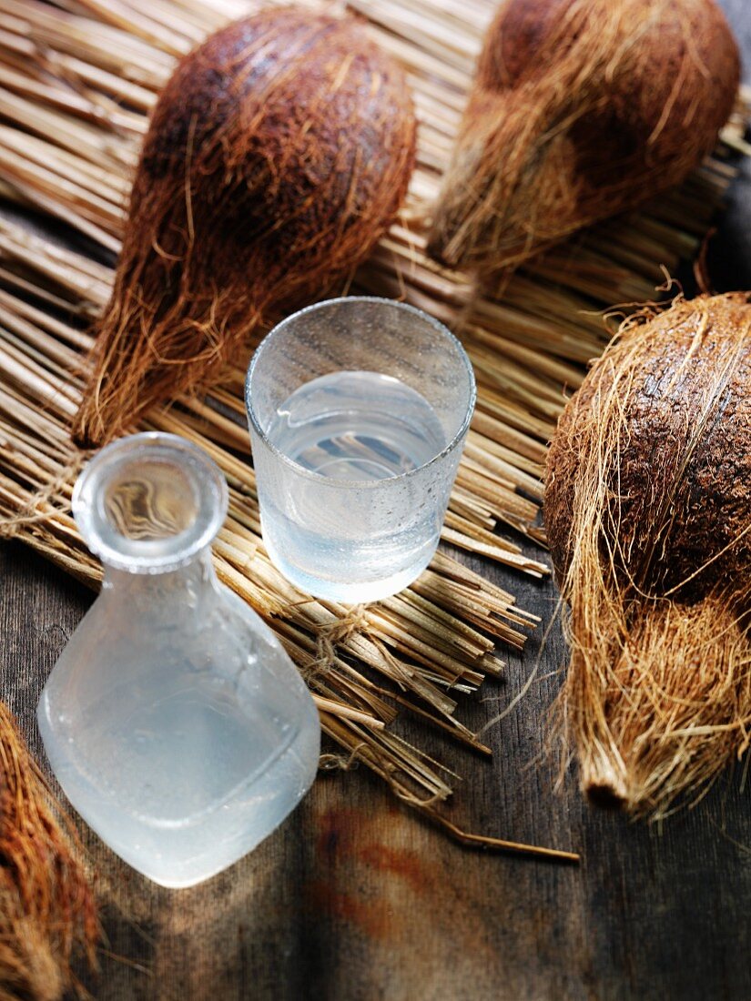Kokoswasser und Kokosnüsse