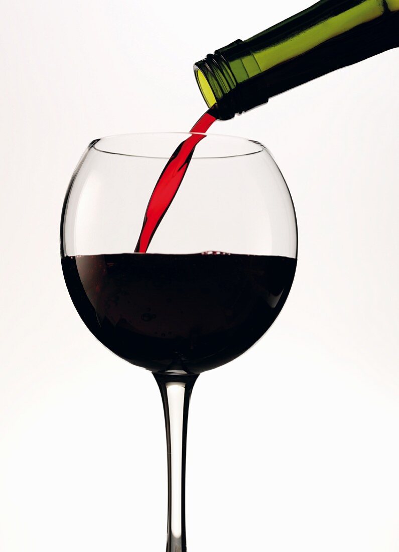 Rotwein in Glas einschenken