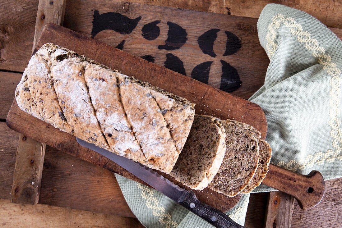 Dinkel-Bärlauch-Brot mit Leinsamen, angeschnitten