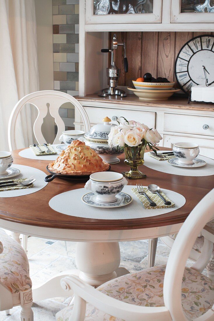 Kurnik (Hähnchenpie mit Pilzen, Kasha und Ei, Russland) auf gedecktem Tisch