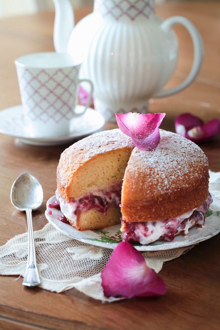 Victoria Sandwich Cake mit Beerenmarmelade und Rosenblättern