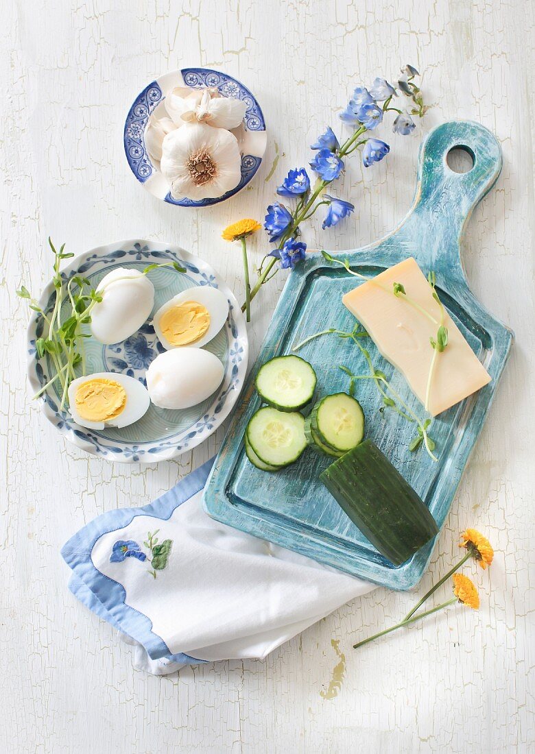 Zutaten für Käse-Knoblauch-Salat, hartgekochte Eier, Gurke, Käse und Knoblauch
