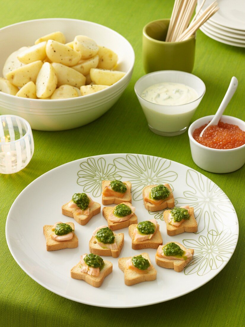 Lachs-Canapees mit Salsa verde, Kartoffeln mit Dillcreme und Lachskaviar