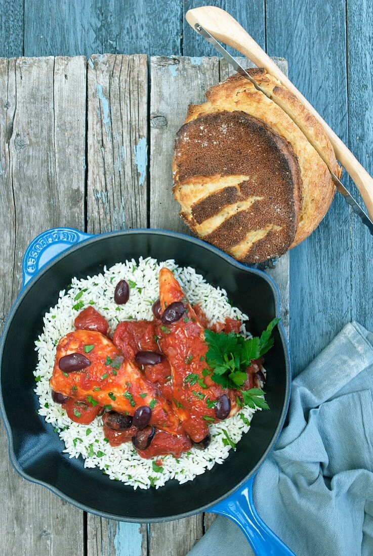 Hähnchenbrust in Tomatensauce mit Oliven und Reis