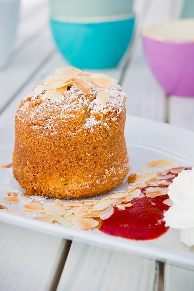 Mandelkuchen mit Erdbeerpüree und Mandelblättchen